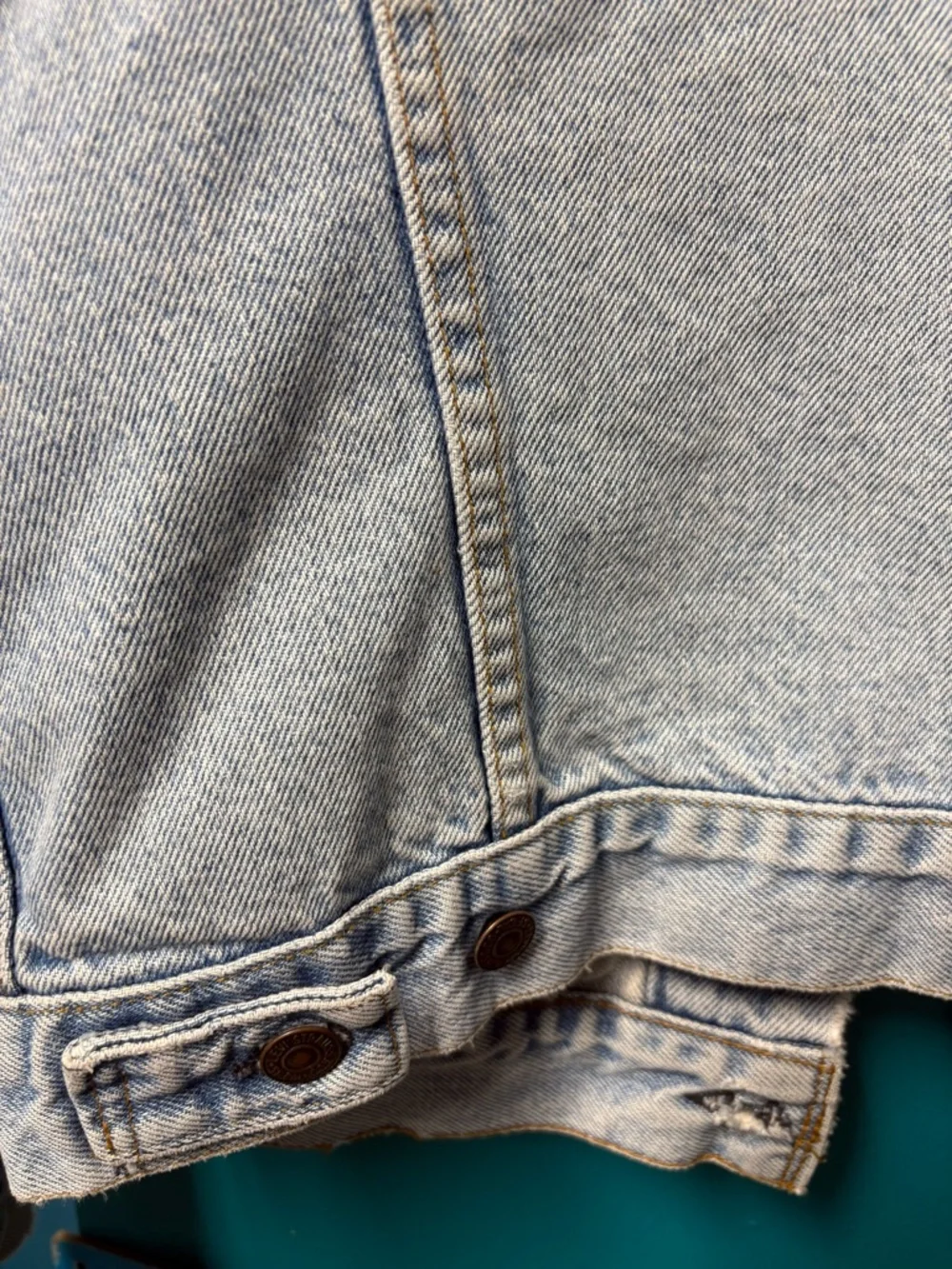 Vintage Levi's Light Blue Denim Jacket with Colorful 80’s Pins - Picture 9 of 10
